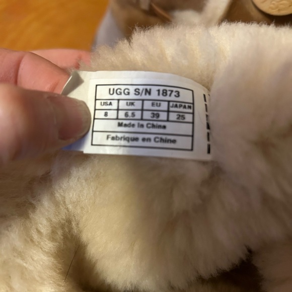 UGG Bailey 3 Button size 8 - Picture 3 of 11